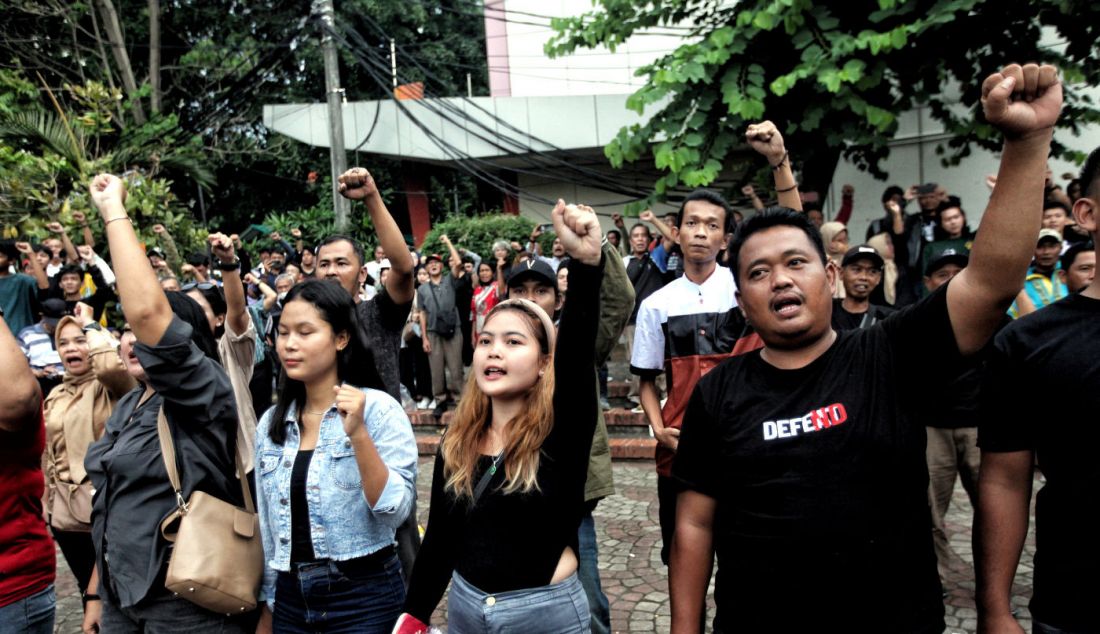 Sejumlah mantan aktivis 98 beserta para akademisi dan mahasiswa membacakan maklumat rakyat saat diselenggarakannya Mimbar Rakyat& Silaturahmi Akbar Aktivis 98 di Teater Terbuka Kenduri Perlawanan UNJ, Jakarta, Jumat (26/4). Mereka menyikapi 26 tahun Reformasi Kami Masih di Garis Yang Sama untuk berjuang menolak Orde Baru, Menolak Politik Dinasti, Menolak Pelanggar HAM, Menolak KKN serta Menolak Dwi Fungsi TNI-Polri. - JPNN.com