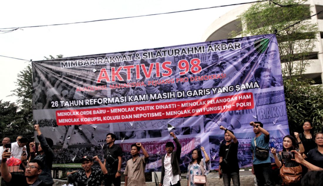 Sejumlah mantan aktivis 98 beserta para akademisi dan mahasiswa membacakan maklumat rakyat saat diselenggarakannya Mimbar Rakyat& Silaturahmi Akbar Aktivis 98 di Teater Terbuka Kenduri Perlawanan UNJ, Jakarta, Jumat (26/4). Mereka menyikapi 26 tahun Reformasi Kami Masih di Garis Yang Sama untuk berjuang menolak Orde Baru, Menolak Politik Dinasti, Menolak Pelanggar HAM, Menolak KKN serta Menolak Dwi Fungsi TNI-Polri. - JPNN.com