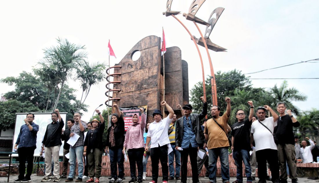 Sejumlah mantan aktivis 98 beserta para akademisi dan mahasiswa membacakan maklumat rakyat saat diselenggarakannya Mimbar Rakyat& Silaturahmi Akbar Aktivis 98 di Teater Terbuka Kenduri Perlawanan UNJ, Jakarta, Jumat (26/4). Mereka menyikapi 26 tahun Reformasi Kami Masih di Garis Yang Sama untuk berjuang menolak Orde Baru, Menolak Politik Dinasti, Menolak Pelanggar HAM, Menolak KKN serta Menolak Dwi Fungsi TNI-Polri. - JPNN.com