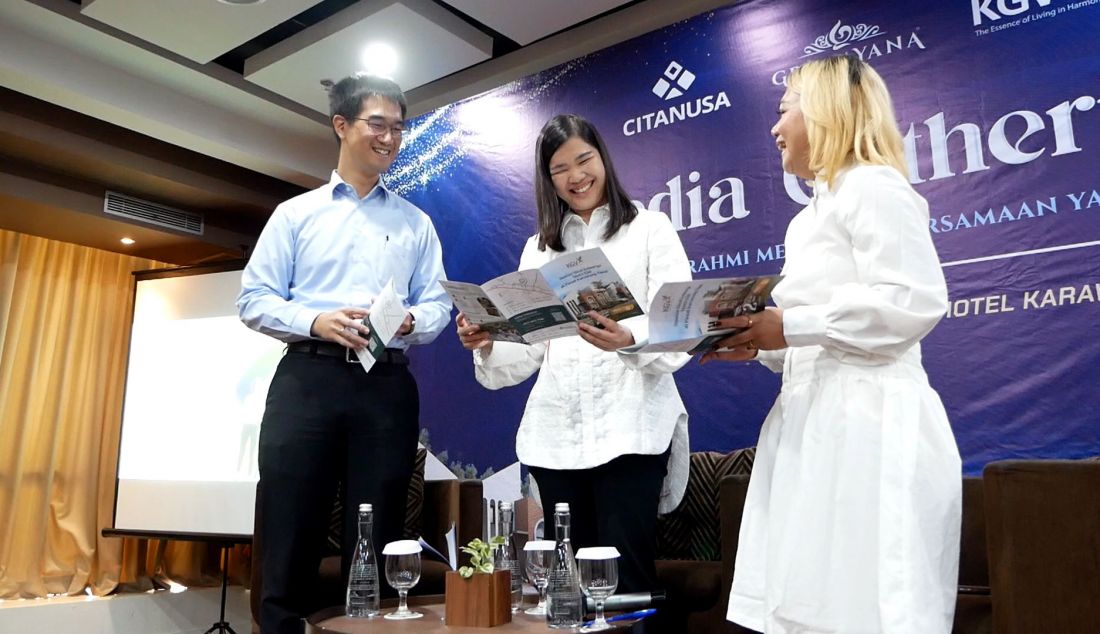 Direktur Citanusa Group Anton Suwandi, Direktur Utama Citanusa Group Nerisa Arviana dan Real Estate Business Unit Head Citanusa Lenvrina Marnis di sela kegiatan Site Visit dan Media Gathering Citanusa Group di Karawang, Jawa Barat, Selasa (30/4).  - JPNN.com