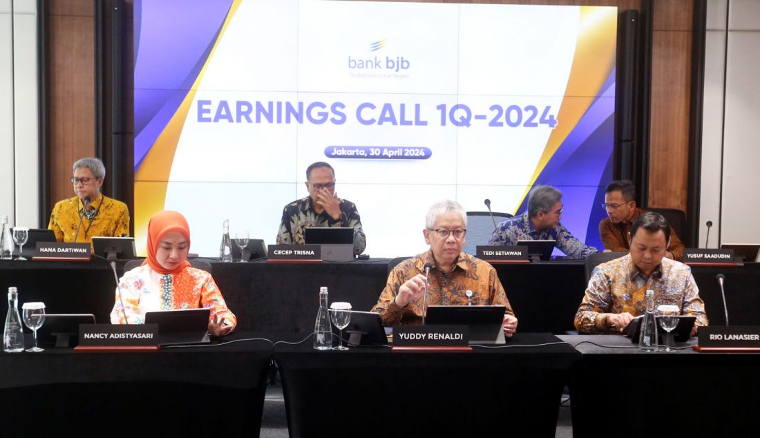 Direktur Utama bank bjb Yuddy Renaldi (tengah depan) bersama jajaran direksi lainnya saat Earning Call TW I 2024 di Jakarta, Selasa (30/4/). Hingga triwulan I 2024, bank bjb berhasil meraup laba (sebelum pajak) hingga Rp453 miliar tumbuh 1,6% year on year (yoy) sedangkan laba sebelum pencadangan tumbuh 11% yoy. Kemudian Kelompok Usaha Bank (KUB) juga mendongkrak pertumbuhan grup usaha bank bjb, hingga total aset menembus angka psikologis Rp200 triliun. - JPNN.com