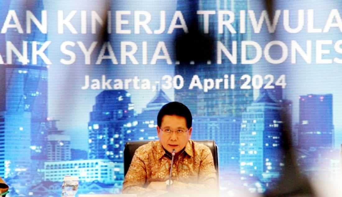 Direktur Utama BSI Hery Gunardi saat penyampaian kinerja triwulan I tahun 2024 PT Bank Syariah Indonesia Tbk di Kantor Pusat BSI Gedung The Tower Jakarta, Selasa (30/4). PT Bank Syariah Indonesia Tbk (BSI) mampu menjaga kinerja positif dan berhasil mencetak laba tumbuh 17,07% senilai Rp1,71 triliun pada kuartal I/2024, di tengah tantangan dan kondisi ekonomi global yang fluktuatif. - JPNN.com