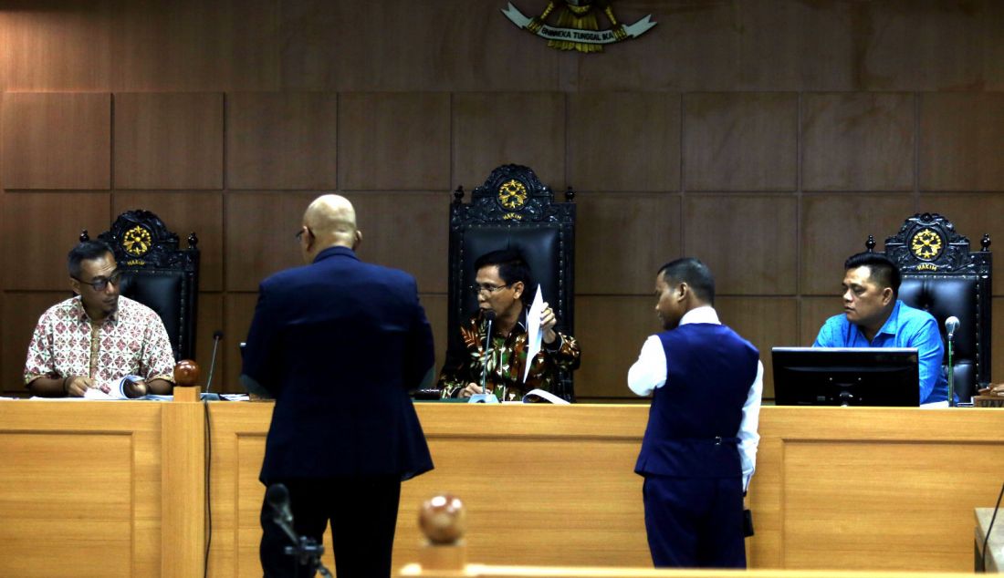 Ketua Tim Hukum PDI Perjuangan Gayus Lumbuun (kanan) saat sidang perdana gugatan PDI Perjuangan terhadap Komisi Pemilihan Umum (KPU) terkait Pilpres 2024 di Pengadilan Tata Usaha Negara (PTUN), Jakarta, Kamis (2/5). Sidang perdana yang berlangsung tertutup itu beragendakan pemeriksaan kelengkapan administrasi. - JPNN.com