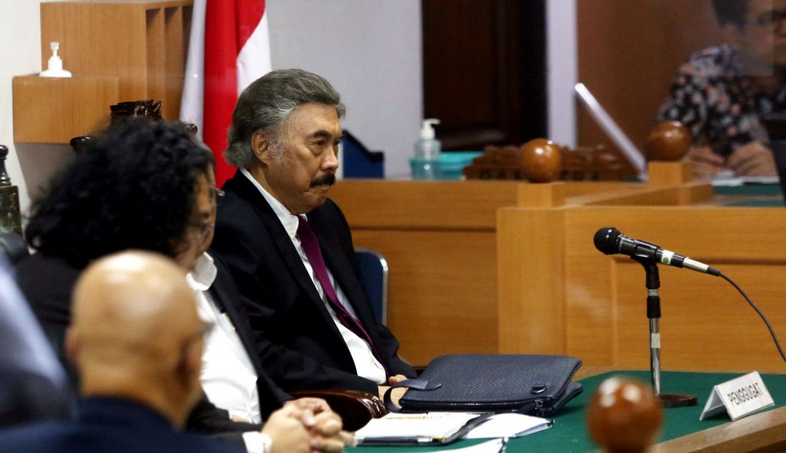 Ketua Tim Hukum PDI Perjuangan Gayus Lumbuun (kanan) saat sidang perdana gugatan PDI Perjuangan terhadap Komisi Pemilihan Umum (KPU) terkait Pilpres 2024 di Pengadilan Tata Usaha Negara (PTUN), Jakarta, Kamis (2/5). Sidang perdana yang berlangsung tertutup itu beragendakan pemeriksaan kelengkapan administrasi. - JPNN.com