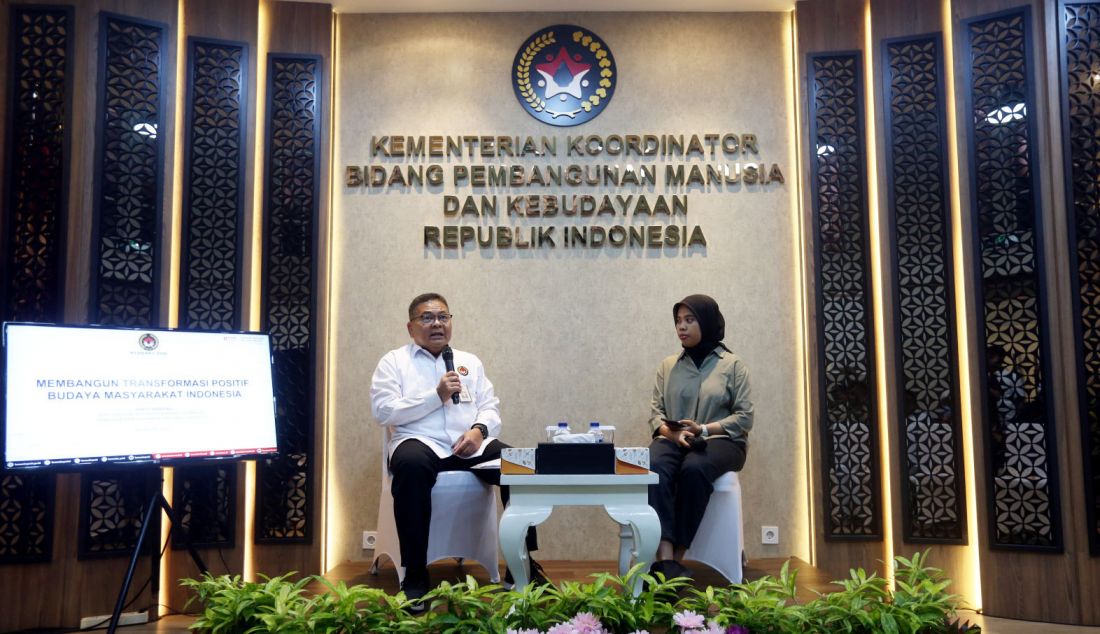 Plt Deputi Bidang Koordinasi Revolusi Mental Pemajuan Kebudayaan & Prestasi Olahraga Aris Darmansyah (kiri) saat Deputy Meet The Press dengan tema Strategi bidang Pemajuan Kebudayaan, Revolusi Mental, dan Peningkatan Prestasi Olahraga di Media Center Kemenko PMK, Jakarta, Senin (6/5). - JPNN.com