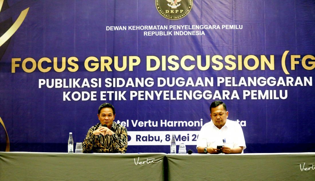 Ketua Dewan Kehormatan Penyelenggara Pemilu (DKPP) Heddy Lugito memberikan keterangan pers tentang publikasi sidang dugaan pelanggaran kode etik penyelenggara pemilu (KEPP) di Jakarta, Rabu (8/5). DKPP mengeluhkan minimnya anggaran yang diperoleh Rp67 miliar, DKPP membutuhkan tambahan anggaran sekitar Rp20 miliar agar bisa menjalankan program pembekalan etik bagi para penyelenggara pemilu. - JPNN.com