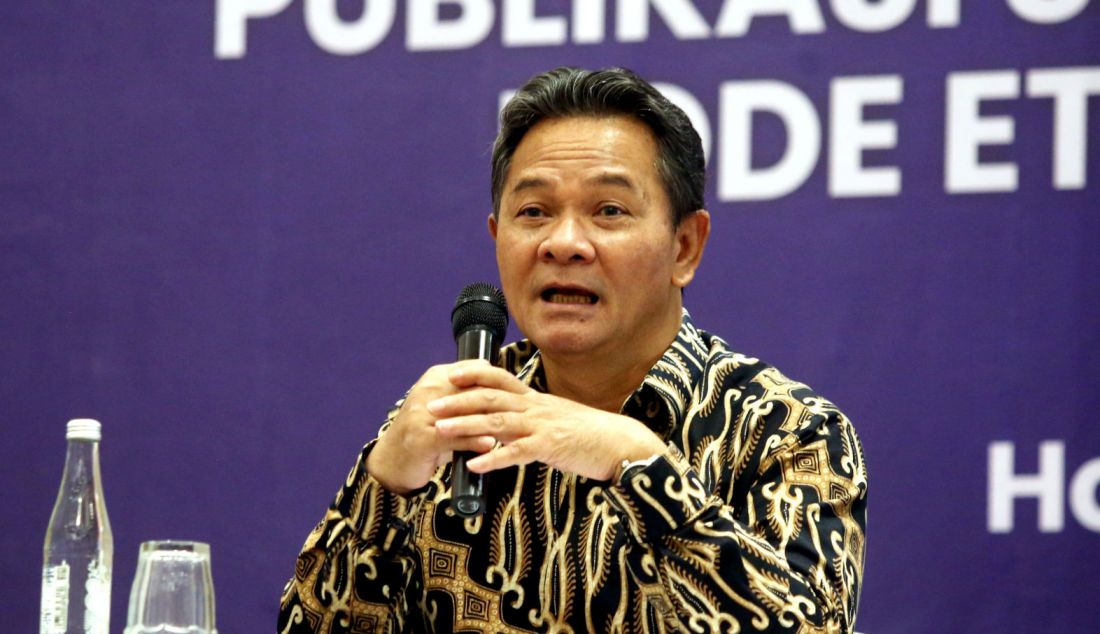 Ketua Dewan Kehormatan Penyelenggara Pemilu (DKPP) Heddy Lugito memberikan keterangan pers tentang publikasi sidang dugaan pelanggaran kode etik penyelenggara pemilu (KEPP) di Jakarta, Rabu (8/5). DKPP mengeluhkan minimnya anggaran yang diperoleh Rp67 miliar, DKPP membutuhkan tambahan anggaran sekitar Rp20 miliar agar bisa menjalankan program pembekalan etik bagi para penyelenggara pemilu. - JPNN.com