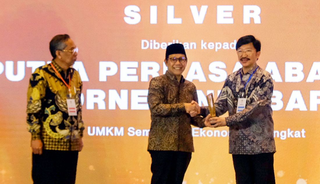 Mendes PDTT Abdul Halim Iskandar menyerahkan penghargaan Corporate Social Responsibility (CSR) & Pengembangan Desa Berkelanjutan (PDB) Awards 2024 kepada Direktur Smartfren Marco Sumampouw, Jakarta, Selasa (7/5). Smartfren melalui gerakan Smartfren 100% untuk Indonesia meraih penghargaan kategori perak dalam ajang tersebut yang diselenggarakan oleh Kementerian Desa PDTT bersama organisasi Indonesian Social Sustainability Forum (ISSF). - JPNN.com