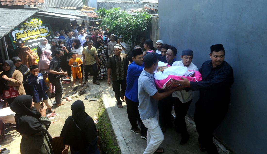 Keluarga korban menangis saat kedatangan jenazah siswa SMK Lingga Kencana korban kecelakaan bus pariwisata di Desa Palasari, Kecamatan Ciater, Kabupaten Subang, setibanya di rumah duka di Depok, Jawa Barat, Minggu (12/5). - JPNN.com