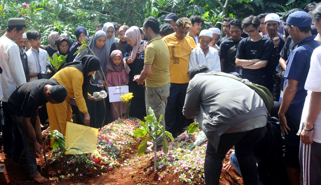 Keluarga korban menangis saat kedatangan jenazah siswa SMK Lingga Kencana korban kecelakaan bus pariwisata di Desa Palasari, Kecamatan Ciater, Kabupaten Subang, setibanya di rumah duka di Depok, Jawa Barat, Minggu (12/5). - JPNN.com