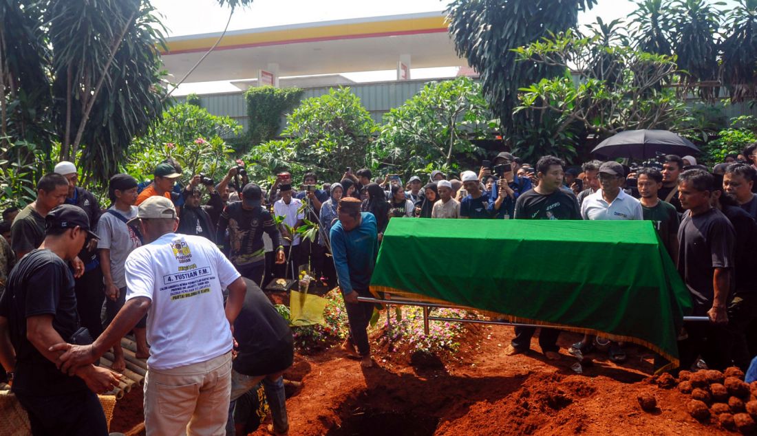 Keluarga korban menangis saat kedatangan jenazah siswa SMK Lingga Kencana korban kecelakaan bus pariwisata di Desa Palasari, Kecamatan Ciater, Kabupaten Subang, setibanya di rumah duka di Depok, Jawa Barat, Minggu (12/5). - JPNN.com