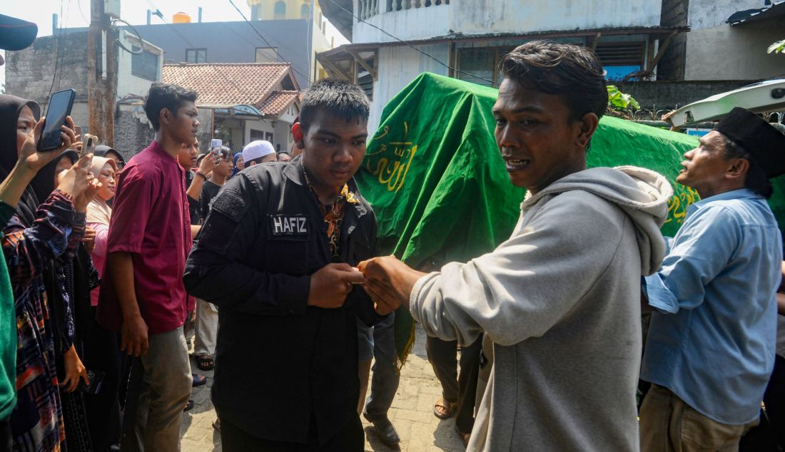 Keluarga korban menangis saat kedatangan jenazah siswa SMK Lingga Kencana korban kecelakaan bus pariwisata di Desa Palasari, Kecamatan Ciater, Kabupaten Subang, setibanya di rumah duka di Depok, Jawa Barat, Minggu (12/5). - JPNN.com