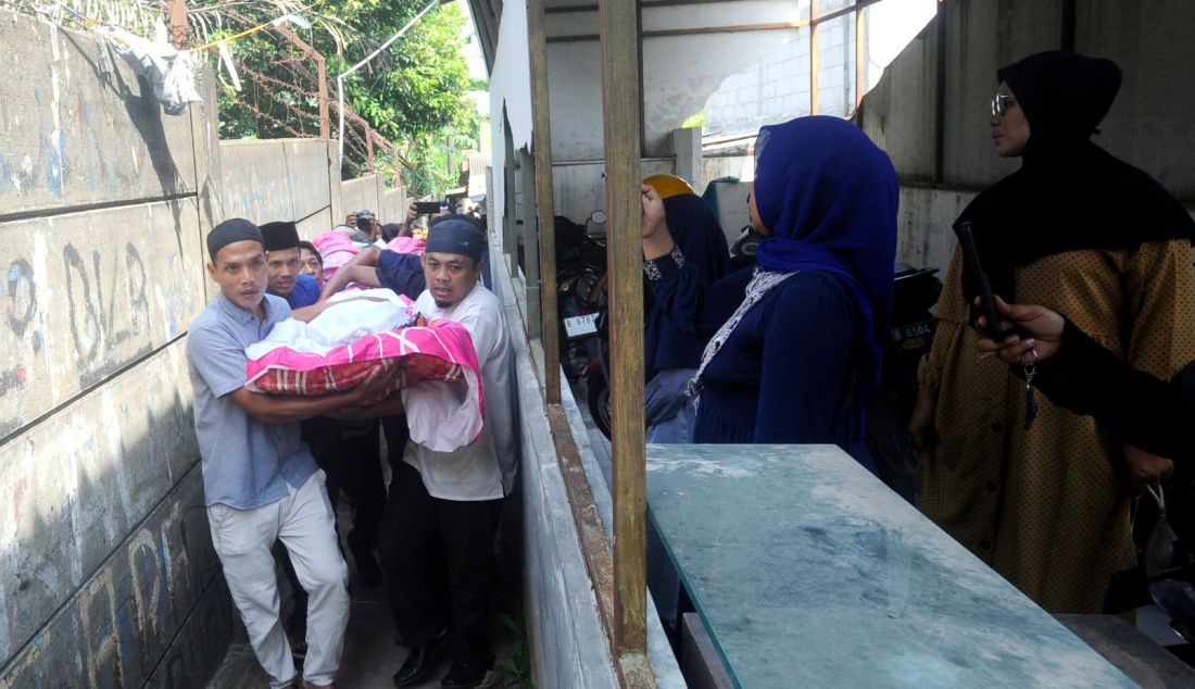 Keluarga korban menangis saat kedatangan jenazah siswa SMK Lingga Kencana korban kecelakaan bus pariwisata di Desa Palasari, Kecamatan Ciater, Kabupaten Subang, setibanya di rumah duka di Depok, Jawa Barat, Minggu (12/5). - JPNN.com