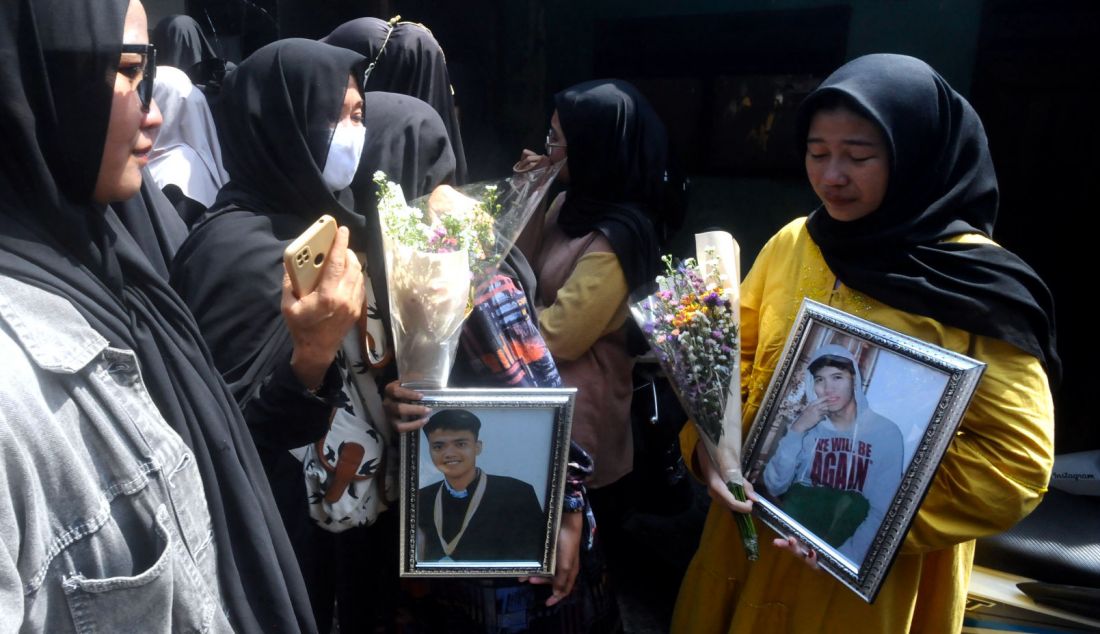 Keluarga korban menangis saat kedatangan jenazah siswa SMK Lingga Kencana korban kecelakaan bus pariwisata di Desa Palasari, Kecamatan Ciater, Kabupaten Subang, setibanya di rumah duka di Depok, Jawa Barat, Minggu (12/5). - JPNN.com