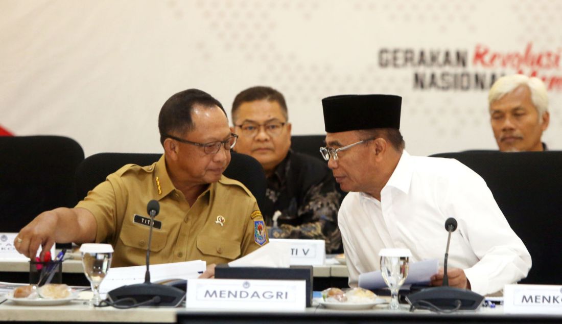 Menko PMK Muhadjir Effendy dan Mendagri Tito Karnavian menggelar Rakor tingkat menteri mengenai persiapan Pekan Olahraga Nasional (PON) di Aceh dan Sumatera Utara di Gedung Kemenko PMK, Jakarta, Senin (14/5). - JPNN.com