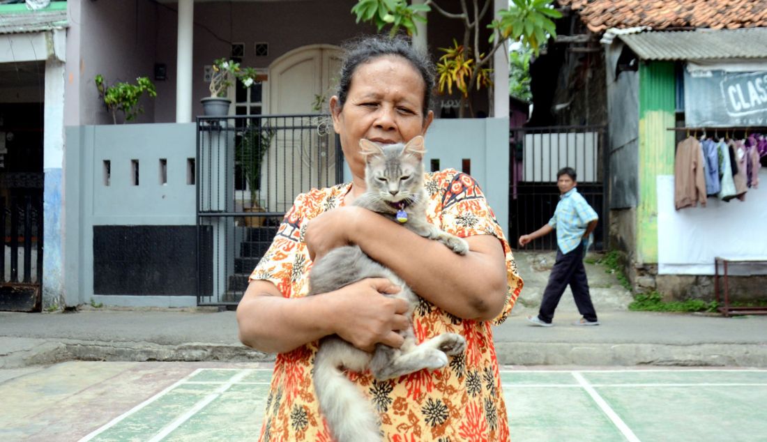 Plh. Kasatpel Ketahanan Pangan Kelautan dan Pertanian Kecamatan Tebet Ikhsan melakukan vaksinasi rabies gratis hewan peliharaan di Balai warga RW 10, Perintis, Kebon Baru, Jakarta Selatan, Senin (14/5). Hewan-hewan yang menjadi sasaran vaksinasi antara lain anjing, kucing, kera, dan musang. - JPNN.com