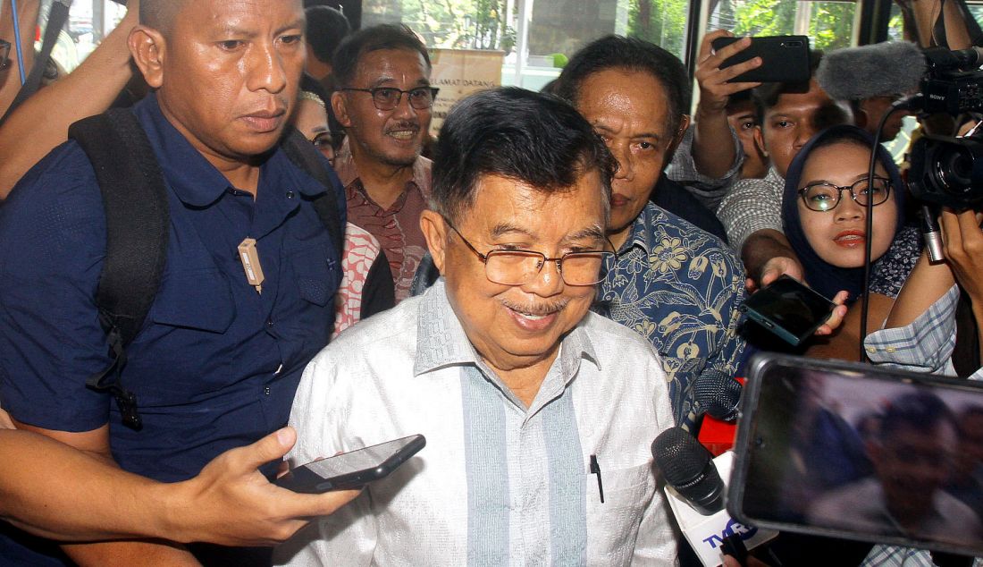 Wakil Presiden (Wapres) ke-10 dan ke-12 RI Jusuf Kalla (JK) saat bersaksi pada sidang kasus dugaan korupsi terkait pengadaan LNG dengan terdakwa mantan Dirut Pertamina Galaila Karen Agustiawan di Pengadilan Tipikor, Jakarta, Kamis (16/5). JK bersaksi untuk meringankan untuk terdakwa Galaila Karen Agustiawan. - JPNN.com