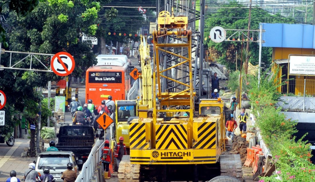 Pekerja saat menyelesaikan proyek LRT Jakarta Fase 1B Stasiun Velodrome-Manggarai, Jakarta, Senin (20/5). LRT Jakarta Fase 1B memiliki rentang jalur sepanjang 6,4 Km yang memiliki 5 (lima) stasiun yaitu Stasiun Pemuda Rawamangun, Stasiun Pramuka BPKP, Stasiun Pasar Pramuka, Stasiun Matraman, dan Stasiun Manggarai. Pembangunan jalur LRT dari Velodrome sampai Pramuka diselesaikan pada September 2024 sedangkan sampai ke Manggarai ditargetkan mulai beroperasi pada tahun 2026. - JPNN.com