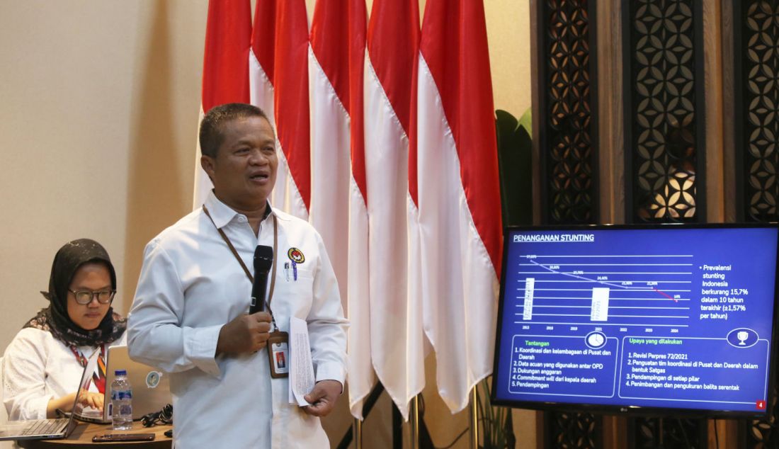 Plt Deputi Bidang Koordinasi Peningkatan Kesehatan dan Pembangunan Kependudukan, R. Budiono Subambang saat acara Deputy Meet The Press dengan tema Isu strategis bidang Peningkatan Kesehatan dan Pembangunan Kependudukan di Gedung Kemenko PMK, Jakarta, Senin (20/5). Untuk menyelesaikan program-program dan target pembangunan baik tentang program penurunan stunting, pemberantasan TBC dan Polio, membutuhkan komitmen dan dukungan bersama. - JPNN.com