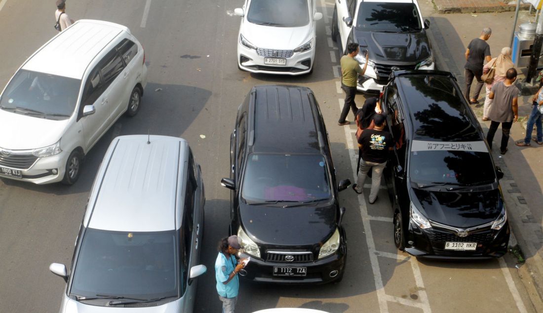 Sejumlah mobil saat parkir liar di ruas jalan kawasan Pramuka, Jakarta, Senin (20/5). - JPNN.com