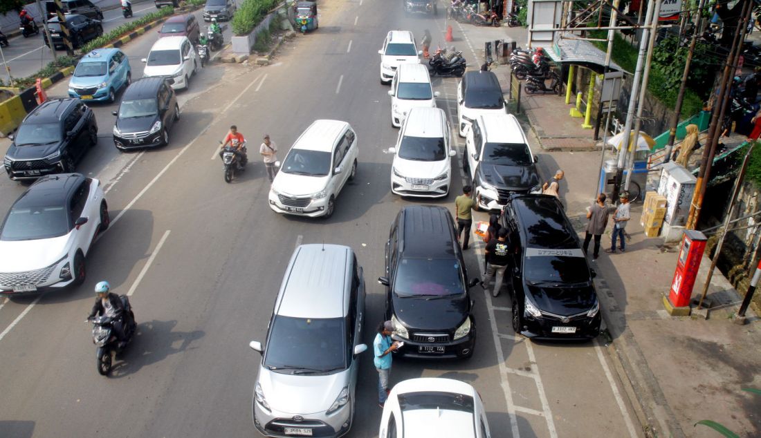 Sejumlah mobil saat parkir liar di ruas jalan kawasan Pramuka, Jakarta, Senin (20/5). - JPNN.com