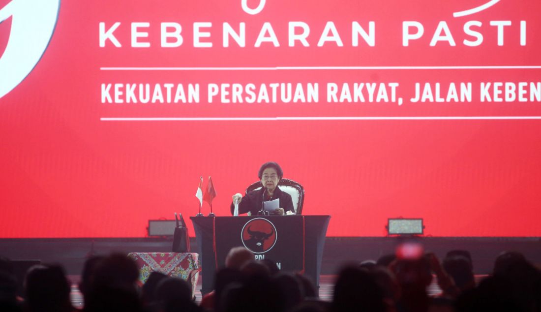 Ketum PDIP Megawati Soekarnoputri memberikan pidato pada pembukaan Rakernas V PDIP, Jakarta, Jumat (24/5). Rakernas dibuka dengan menyalakan obor api yang diambil Mrapen Grobogan dan akan di bawa ke Sekolah Partai di Lenteng Agung sebagai simbol perjuangan. - JPNN.com