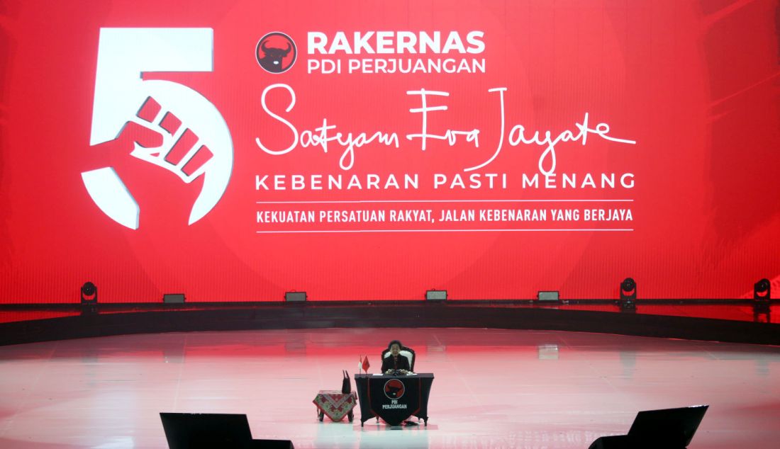 Ketum PDIP Megawati Soekarnoputri memberikan pidato pada pembukaan Rakernas V PDIP, Jakarta, Jumat (24/5). Rakernas dibuka dengan menyalakan obor api yang diambil Mrapen Grobogan dan akan di bawa ke Sekolah Partai di Lenteng Agung sebagai simbol perjuangan. - JPNN.com
