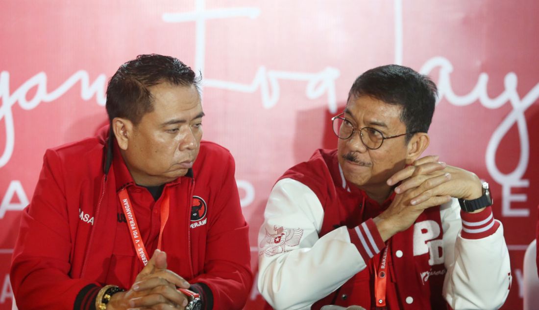 Ketua DPD PDIP Kalbar Lasarus (kiri) dan Ketua DPD PDIP Sulsel Andi Ridwan Wittiri memberikan keterangan pers terkait kesiapan PDI Perjuangan menghadapi Pilkada 2024, Jakarta, Sabtu (25/5). - JPNN.com