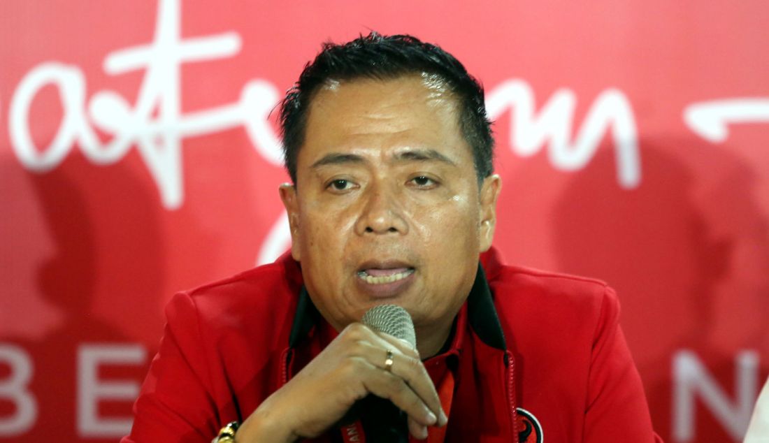 Ketua DPD PDIP Kalbar Lasarus memberikan keterangan pers terkait kesiapan PDI Perjuangan menghadapi Pilkada 2024, Jakarta, Sabtu (25/5). - JPNN.com