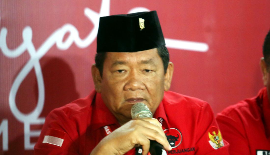 Ketua DPD PDIP Sumut Rapidin Simbolon memberikan keterangan pers terkait kesiapan PDI Perjuangan menghadapi Pilkada 2024, Jakarta, Sabtu (25/5). - JPNN.com