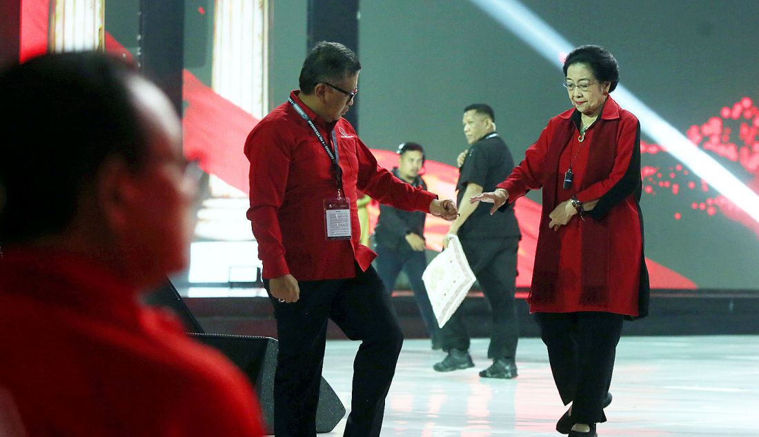 Ketua Umum PDI Perjuangan Megawati Soekarnoputri didampingi Sekjen Hasto Kristiyanto saat akan menyampaikan pidato penutupan Rakernas V PDIP, Jakarta, Minggu (26/5). - JPNN.com