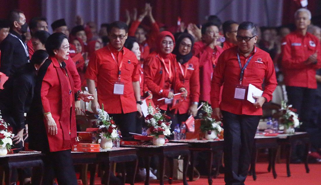 Ketua Umum PDI Perjuangan Megawati Soekarnoputri didampingi Sekjen Hasto Kristiyanto saat akan menyampaikan pidato penutupan Rakernas V PDIP, Jakarta, Minggu (26/5). - JPNN.com