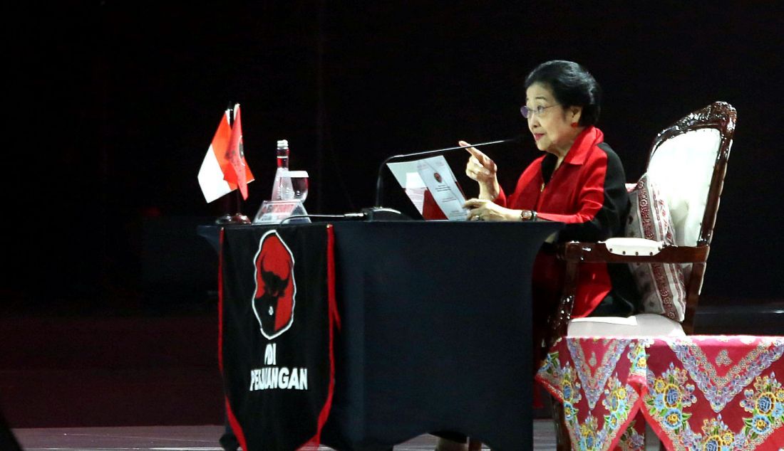 Ketua Umum PDI Perjuangan Megawati Soekarnoputri menyampaikan pidato penutupan Rakernas V PDIP, Jakarta, Minggu (26/5). - JPNN.com