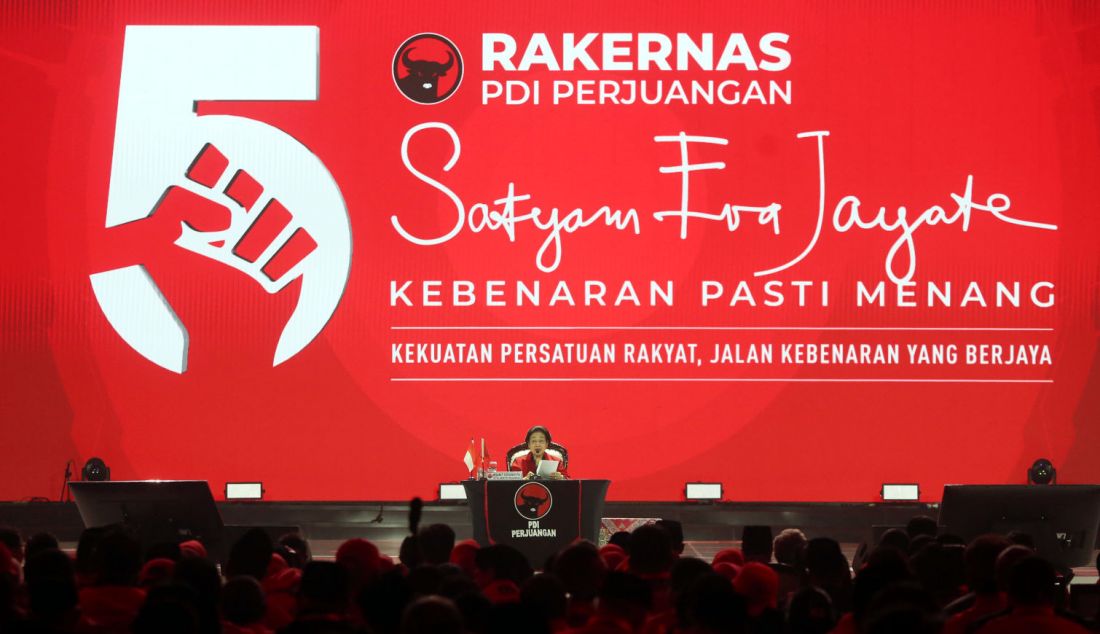 Ketua Umum PDI Perjuangan Megawati Soekarnoputri menyampaikan pidato penutupan Rakernas V PDIP, Jakarta, Minggu (26/5). - JPNN.com