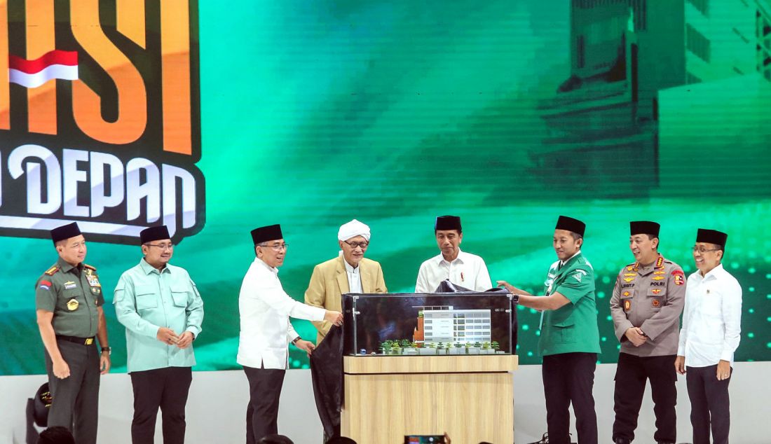 Presiden Jokowi, Menteri Agama Yaqut Cholil Qoumas, Mensesneg Pratikno, Panglima TNI Jend Agus Subiyanto, Kapolri Jend Listyo Sigit Prabowo, Rais’ Aam PBNU Miftachul Ahyar, Ketum PBNU Yahta Cholil Staquf, Ketum Anshor Addin Jauharudin saat menghadiri Inagurasi bertema “Menuju Ansor Masa Depan”, Jakarta, Senin (27/5). Acara tersebut pelantikan pimpinan GP Ansor Masa Khidmah 2024-2029 dan peresmian gedung GP Ansor. - JPNN.com