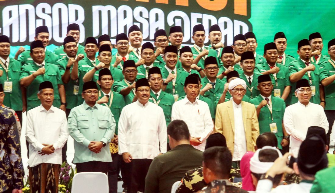 Presiden Jokowi, Menteri Agama Yaqut Cholil Qoumas, Mensesneg Pratikno, Panglima TNI Jend Agus Subiyanto, Kapolri Jend Listyo Sigit Prabowo, Rais’ Aam PBNU Miftachul Ahyar, Ketum PBNU Yahta Cholil Staquf, Ketum Anshor Addin Jauharudin saat menghadiri Inagurasi bertema “Menuju Ansor Masa Depan”, Jakarta, Senin (27/5). Acara tersebut pelantikan pimpinan GP Ansor Masa Khidmah 2024-2029 dan peresmian gedung GP Ansor. - JPNN.com