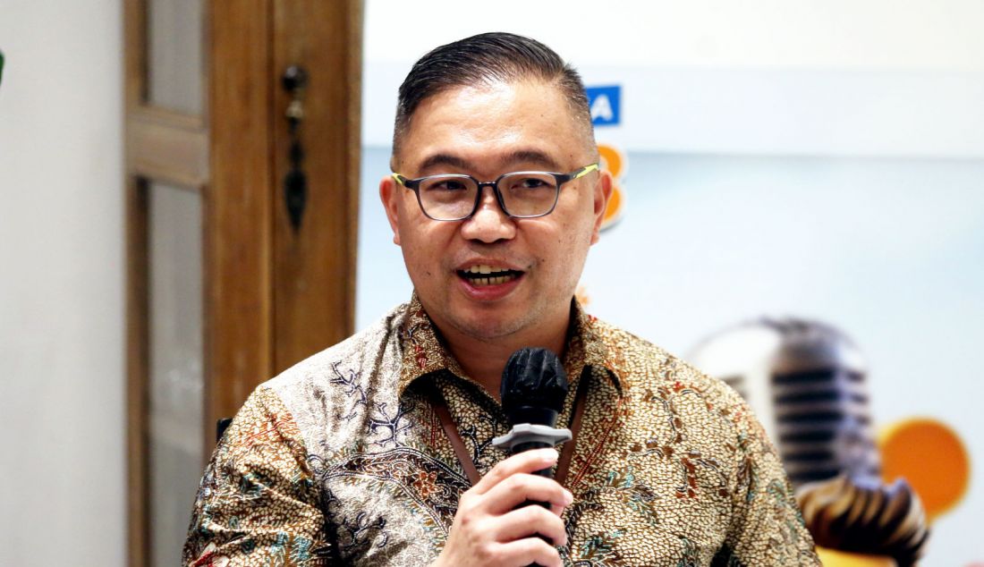 Direktur Operasional BRI Life Yosie William Iroth memberi paparan Kinerja Q1 - 2024, Jakarta, Selasa (28/5). Total premi di Q1-2024 mengalami kontraksi sebesar 15,6% dari Rp2,1 triliun pada Q1-2023, menjadi Rp1,7 triliun di Q1 tahun ini yang disebabkan oleh perlambatan dari produk asuransi jiwa kredit (AJK) yang mengalami kontraksi cukup signifikan dari Q1-2023 sebesar Rp877,8 miliar menjadi Rp617,0 miliar di Q1-2024. - JPNN.com