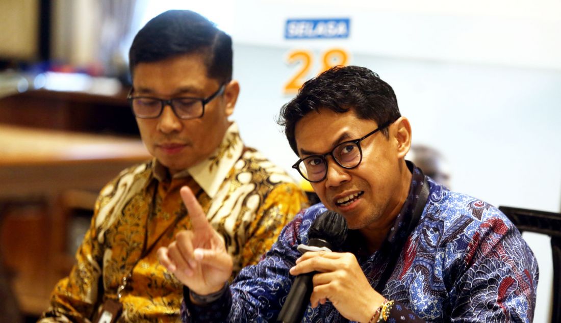 Direktur Pemasaran BRI Life Sutadi dan Dirut BRI Life Aris Hartanto (kanan) memberi paparan Kinerja Q1 - 2024, Jakarta, Selasa (28/5). Total premi di Q1-2024 mengalami kontraksi sebesar 15,6% dari Rp2,1 triliun pada Q1-2023, menjadi Rp1,7 triliun di Q1 tahun ini yang disebabkan oleh perlambatan dari produk asuransi jiwa kredit (AJK) yang mengalami kontraksi cukup signifikan dari Q1-2023 sebesar Rp877,8 miliar menjadi Rp617,0 miliar di Q1-2024. - JPNN.com