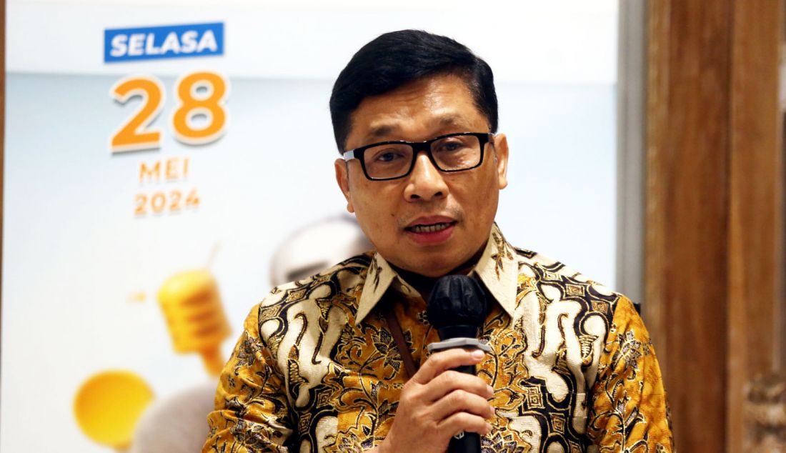 Direktur Pemasaran BRI Life Sutadi memberi paparan Kinerja Q1 - 2024, Jakarta, Selasa (28/5). Total premi di Q1-2024 mengalami kontraksi sebesar 15,6% dari Rp2,1 triliun pada Q1-2023, menjadi Rp1,7 triliun di Q1 tahun ini yang disebabkan oleh perlambatan dari produk asuransi jiwa kredit (AJK) yang mengalami kontraksi cukup signifikan dari Q1-2023 sebesar Rp877,8 miliar menjadi Rp617,0 miliar di Q1-2024. - JPNN.com