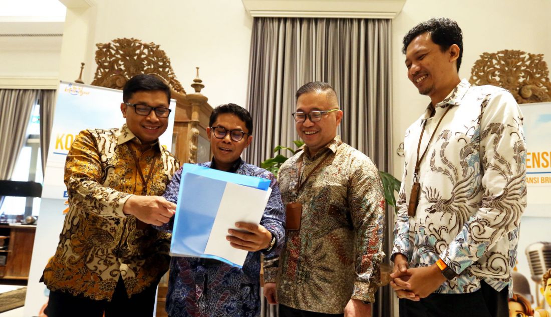 Kiri: Direktur Pemasaran BRI Life Sutadi, Dirut BRI Life Aris Hartanto, Direktur Kepatuhan & Legal BRI Life I Dewa Gede Agung dan Direktur Operasional BRI Life Yosie William Iroth berbincang usai memberi paparan Kinerja Q1 - 2024, Jakarta, Selasa (28/5). Total premi di Q1-2024 mengalami kontraksi sebesar 15,6% dari Rp2,1 triliun pada Q1-2023, menjadi Rp1,7 triliun di Q1 tahun ini yang disebabkan oleh perlambatan dari produk asuransi jiwa kredit (AJK) yang mengalami kontraksi cukup signifikan dari Q1-2023 sebesar Rp877,8 miliar menjadi Rp617,0 miliar di Q1-2024. - JPNN.com