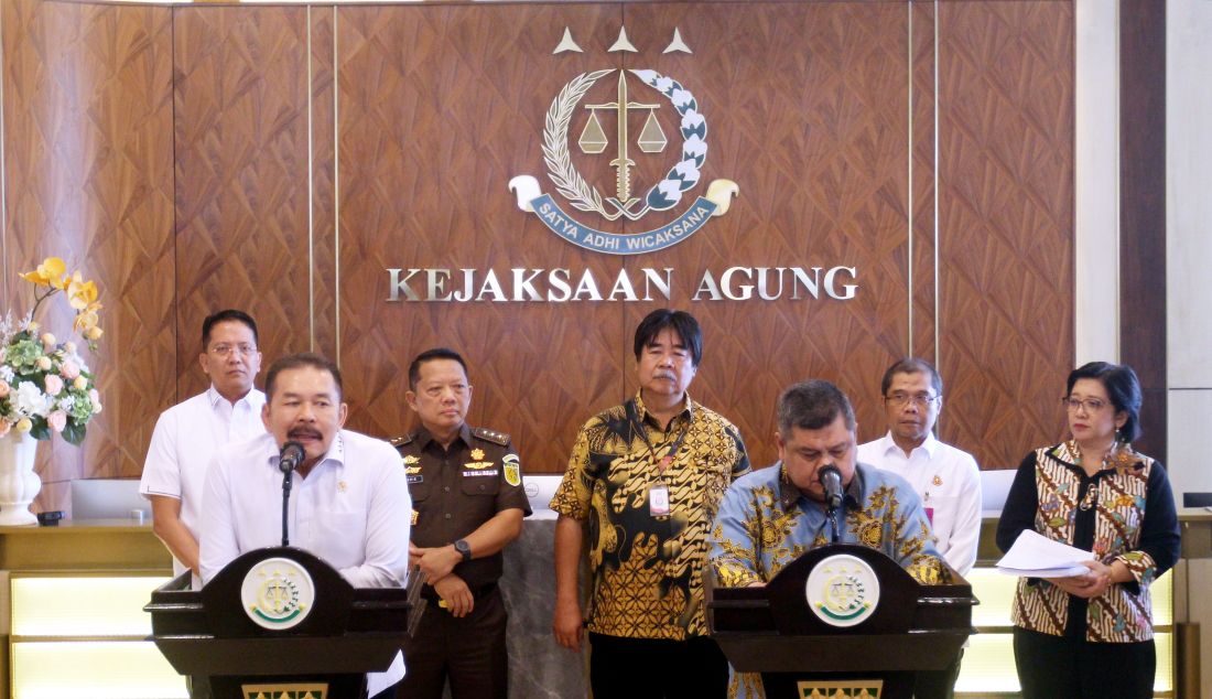 Jaksa Agung Sanitiar Burhanuddin (kiri) bersama Kepala BPKP Muhammad Yusuf Ateh memberikan keterangan pers terkait kerugian negara dalam kasus korupsi timah di Kejaksaan Agung, Jakarta, Rabu (29/5). Jaksa Agung Sanitiar Burhanuddin menyatakan kerugian negara dalam kasus dugaan korupsi tata niaga komoditas timah wilayah Izin Usaha Pertambangan (IUP) PT Timah Tbk tahun 2015-2022 mencapai Rp300 triliun. - JPNN.com