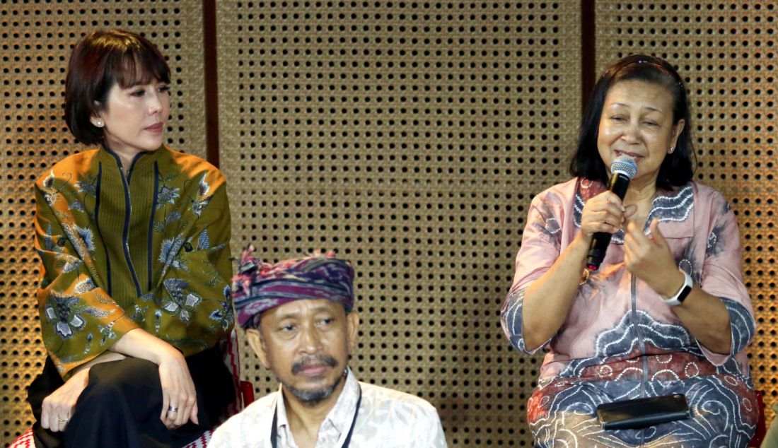 Kiri belakang: Program Director Bakti Budaya Djarum Foundation Renitasari Adrian dan Produser Ratna Riantiarno saat konpers jelang pertunjukan 