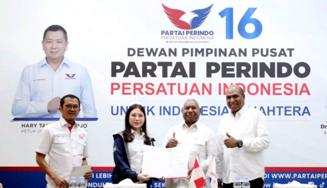 Waketum DPP Partai Perindo Angela Tanoesoedibjo didampingi Sekjen Partai Perindo Ahmad Rofiq memberikan surat rekomendasi kepada Dominggus Mandacan-Mohamad Lakotani Sirua di Pilgub Papua Barat di Kantor DPP Perindo, Jakarta, Kamis (30/5). Partai Perindo resmi mendukung bakal calon Gubernur dan Wakil Gubernur Papua Barat, Dominggus Mandacan dan Mohamad Lakotani Sirua di Pilkada 2024. - JPNN.com