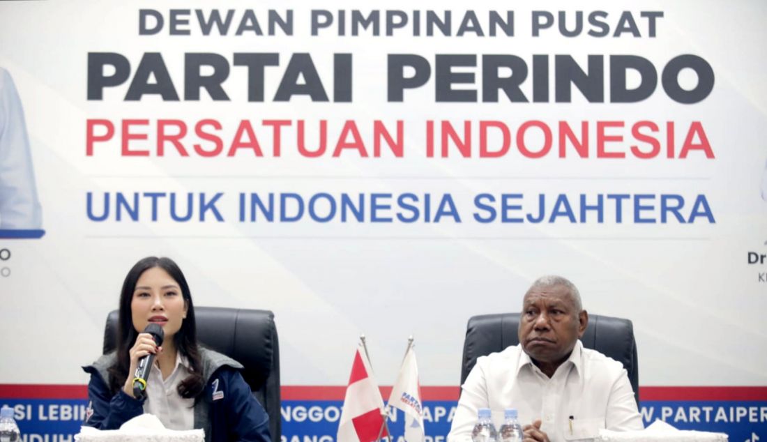 Waketum DPP Partai Perindo Angela Tanoesoedibjo didampingi Sekjen Partai Perindo Ahmad Rofiq memberikan surat rekomendasi kepada Dominggus Mandacan-Mohamad Lakotani Sirua di Pilgub Papua Barat di Kantor DPP Perindo, Jakarta, Kamis (30/5). Partai Perindo resmi mendukung bakal calon Gubernur dan Wakil Gubernur Papua Barat, Dominggus Mandacan dan Mohamad Lakotani Sirua di Pilkada 2024. - JPNN.com