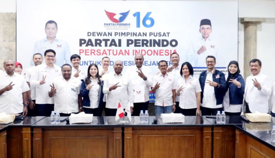 Waketum DPP Partai Perindo Angela Tanoesoedibjo didampingi Sekjen Partai Perindo Ahmad Rofiq memberikan surat rekomendasi kepada Dominggus Mandacan-Mohamad Lakotani Sirua di Pilgub Papua Barat di Kantor DPP Perindo, Jakarta, Kamis (30/5). Partai Perindo resmi mendukung bakal calon Gubernur dan Wakil Gubernur Papua Barat, Dominggus Mandacan dan Mohamad Lakotani Sirua di Pilkada 2024. - JPNN.com