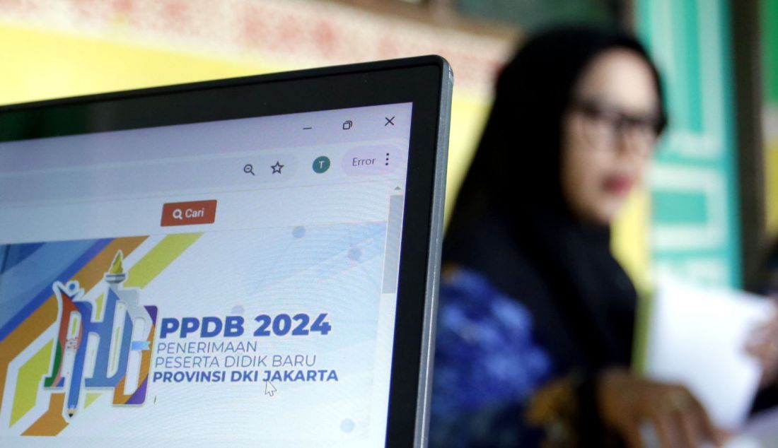 Wali siswa calon peserta didik baru mengajukan pembuatan akun Penerimaan Peserta Didik Baru (PPDB) di SD Grogol Selatan 08, Jakarta, Senin (31/5). Berdasarkan aturan PPDB Jakarta tahun 2024, jalur yang dibuka bagi jenjang Sekolah Dasar (SD) antara lain jalur zonasi 73 persen, afirmasi 25 persen, dan perpindahan tugas orangtua/anak guru/anak tenaga pendidikan sebesar dua persen. - JPNN.com