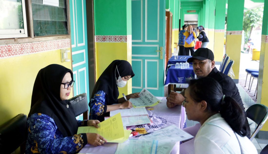 Wali siswa calon peserta didik baru mengajukan pembuatan akun Penerimaan Peserta Didik Baru (PPDB) di SD Grogol Selatan 08, Jakarta, Senin (31/5). Berdasarkan aturan PPDB Jakarta tahun 2024, jalur yang dibuka bagi jenjang Sekolah Dasar (SD) antara lain jalur zonasi 73 persen, afirmasi 25 persen, dan perpindahan tugas orangtua/anak guru/anak tenaga pendidikan sebesar dua persen. - JPNN.com