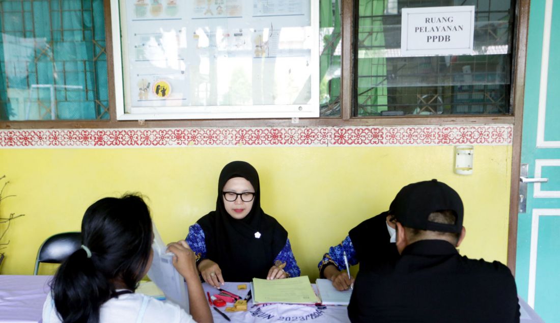 Wali siswa calon peserta didik baru mengajukan pembuatan akun Penerimaan Peserta Didik Baru (PPDB) di SD Grogol Selatan 08, Jakarta, Senin (31/5). Berdasarkan aturan PPDB Jakarta tahun 2024, jalur yang dibuka bagi jenjang Sekolah Dasar (SD) antara lain jalur zonasi 73 persen, afirmasi 25 persen, dan perpindahan tugas orangtua/anak guru/anak tenaga pendidikan sebesar dua persen. - JPNN.com