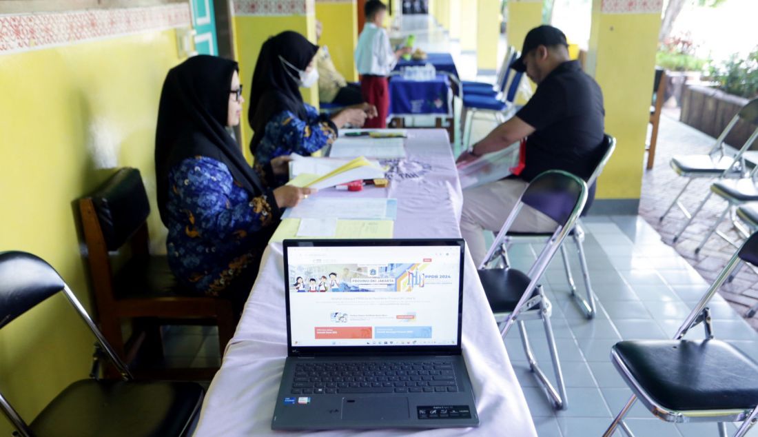 Wali siswa calon peserta didik baru mengajukan pembuatan akun Penerimaan Peserta Didik Baru (PPDB) di SD Grogol Selatan 08, Jakarta, Senin (31/5). Berdasarkan aturan PPDB Jakarta tahun 2024, jalur yang dibuka bagi jenjang Sekolah Dasar (SD) antara lain jalur zonasi 73 persen, afirmasi 25 persen, dan perpindahan tugas orangtua/anak guru/anak tenaga pendidikan sebesar dua persen. - JPNN.com