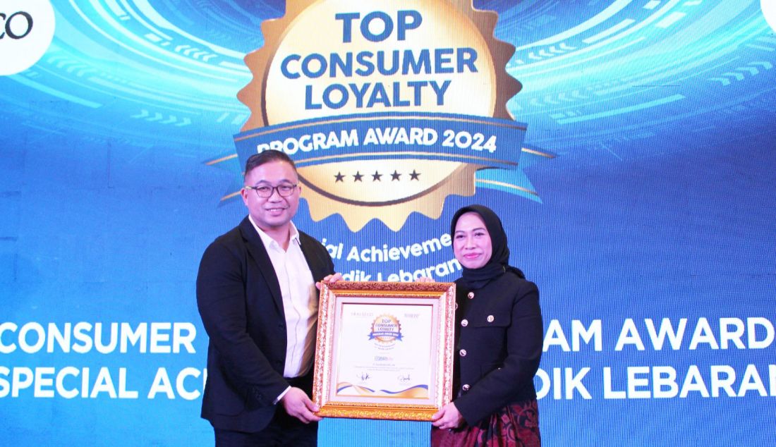 Direktur Operasional BRI Life Yossie William Iroth saat menerima penghargaan Top Consumer Loyalty Program Award 2024 Special Achievement for “Mudik Lebaran”, Jakarta, Jumat (31/5). BRI Life menyadari, loyalitas pelanggan merupakan salah satu kunci sukses untuk menjaga kelangsungan usaha perusahaan, tidak hanya dalam jangka pendek namun juga berkelanjutan. - JPNN.com